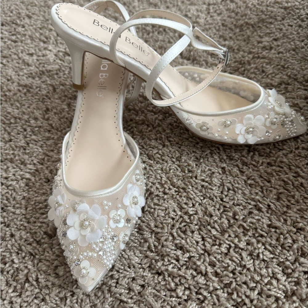 BELLA BELLE Elegant Cream Floral Women's Shoes NEW
GORGEOUS! size 6